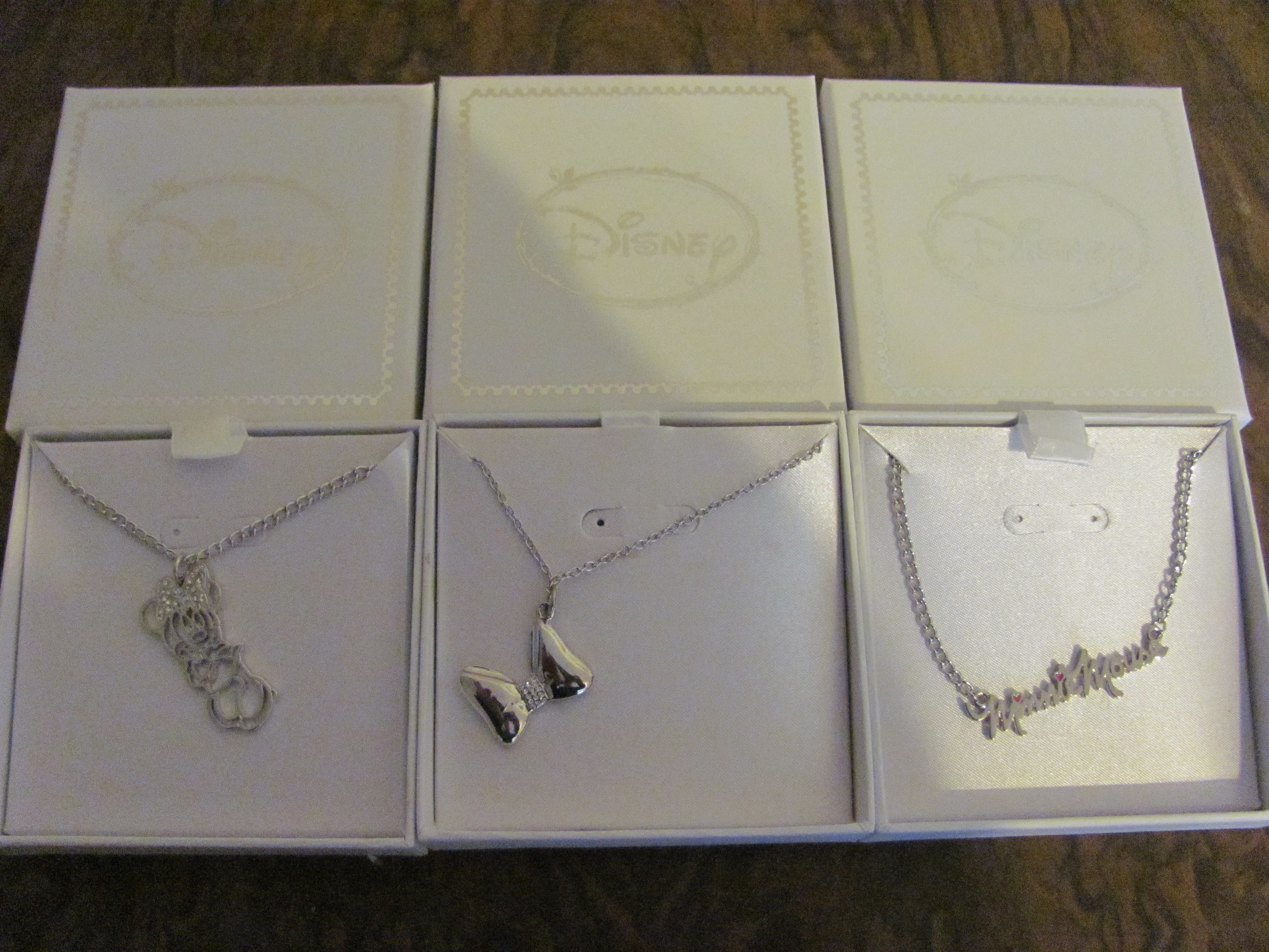 30 x Genuine Disney Minnie mouse elegant pendants. Boxed and etched
