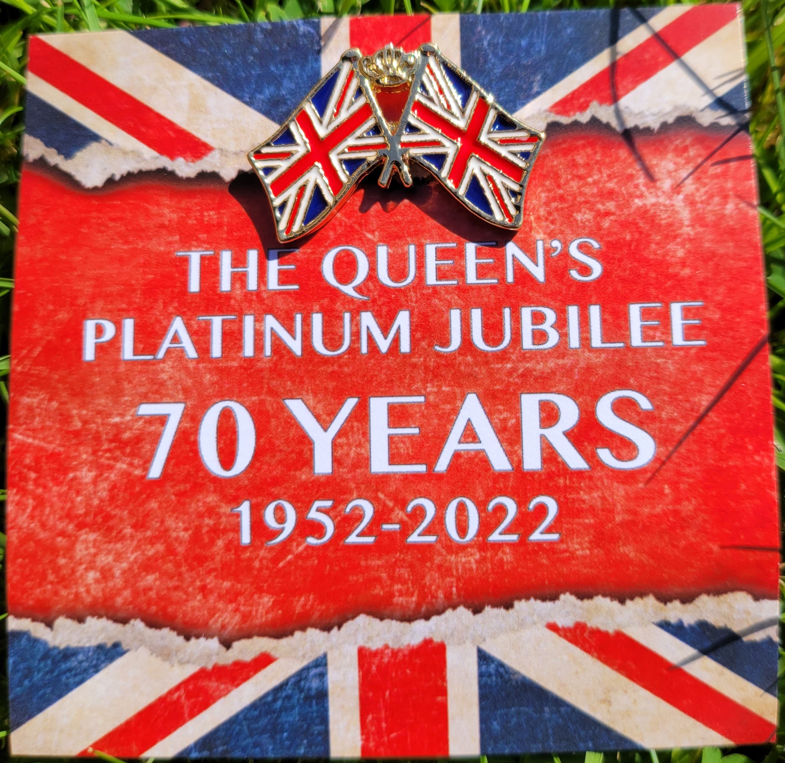 20 Platinum Jubilee Dual Union Jack flag with Golden Crown Brooch Plus Card|GCJ250
