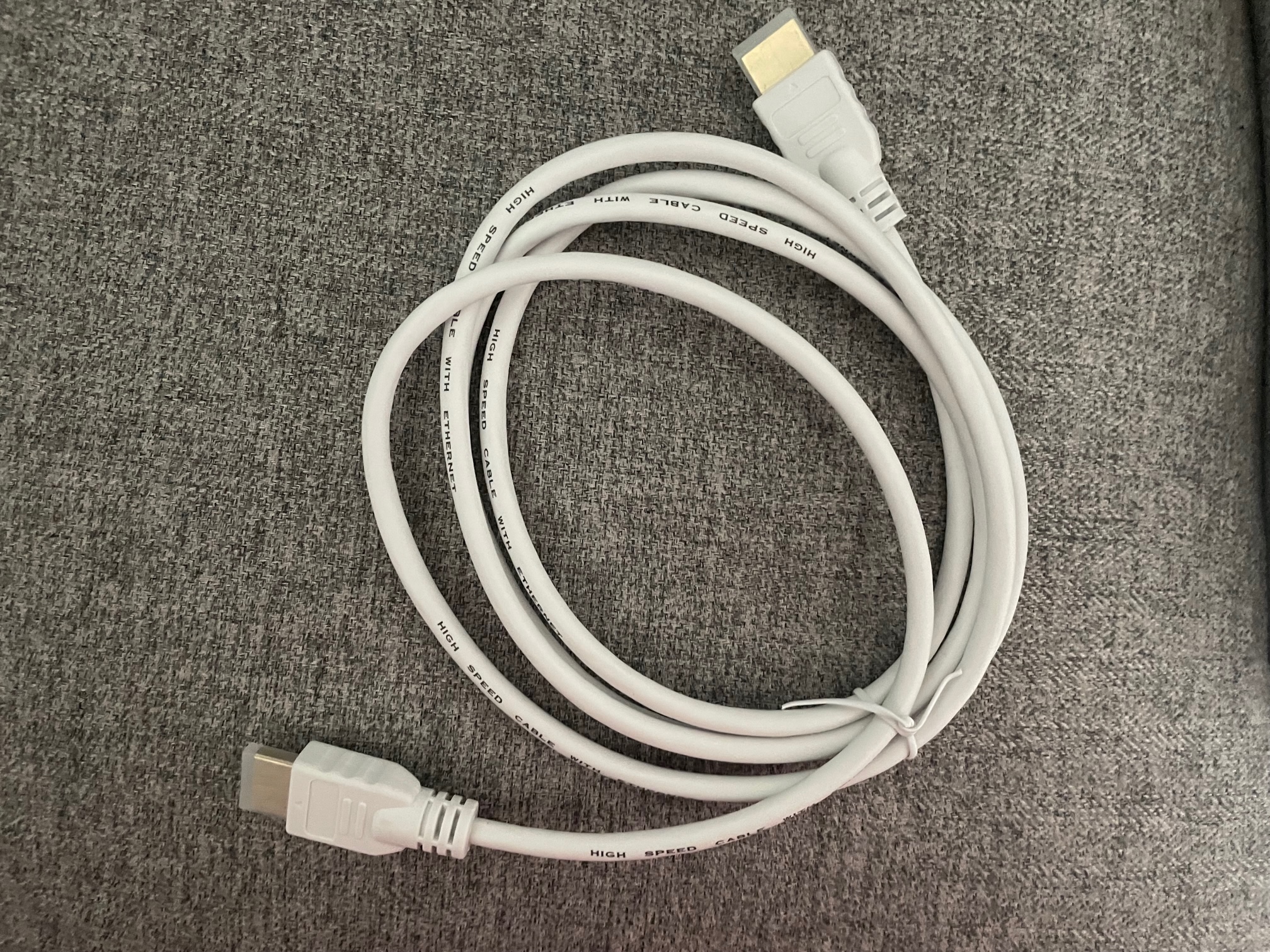 HD TO HD CABLE IN WHITE