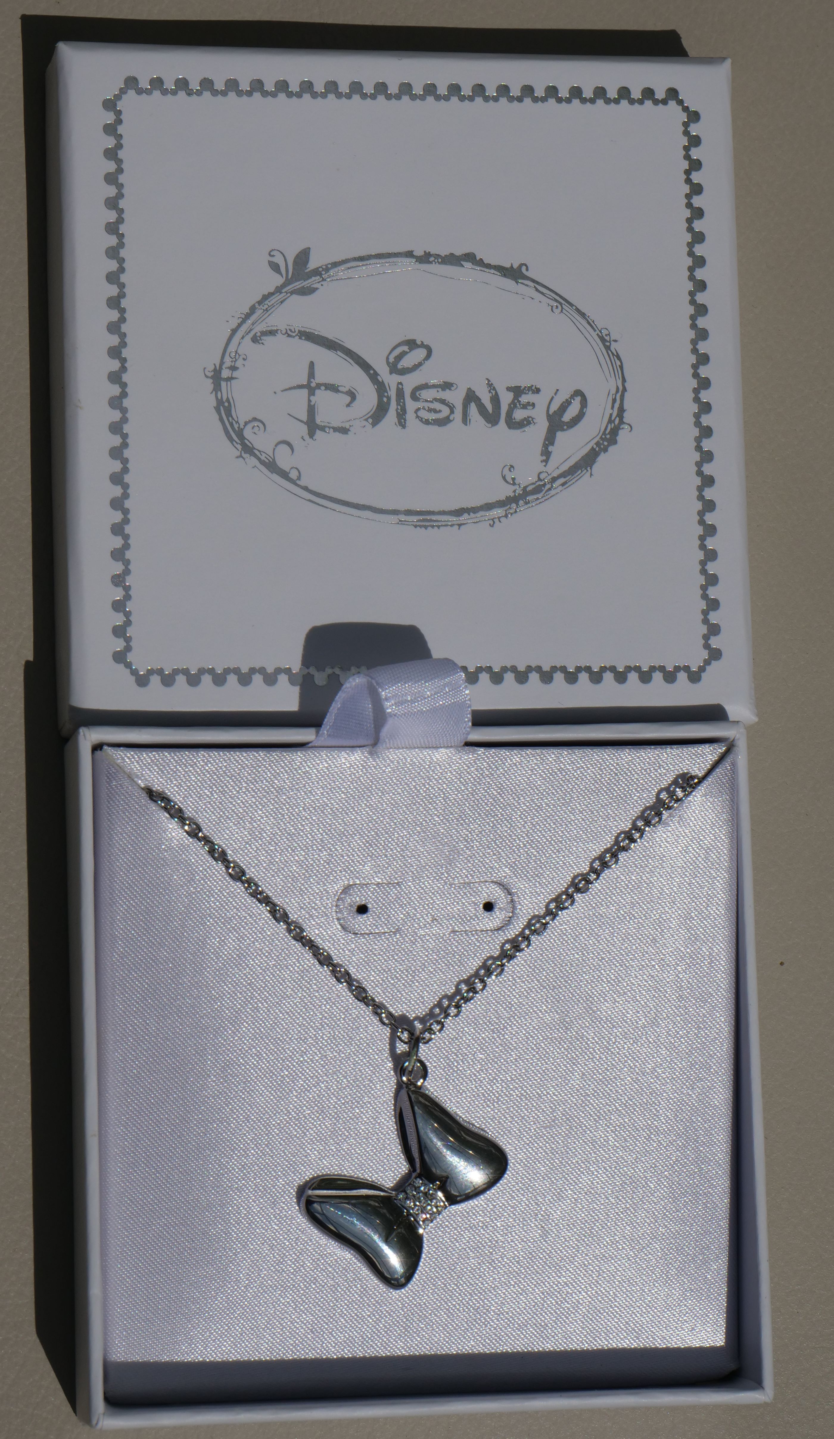 88 x Genuine Disney Bow pendants in Disney presentation box 