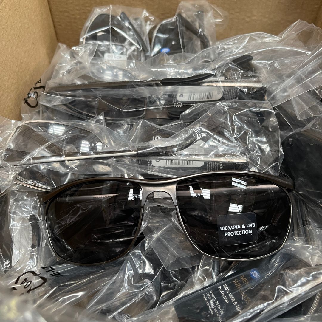 25 Pairs Men's Sunglasses Black Metal Frames and Arms (Ex-chain Store) 052J 