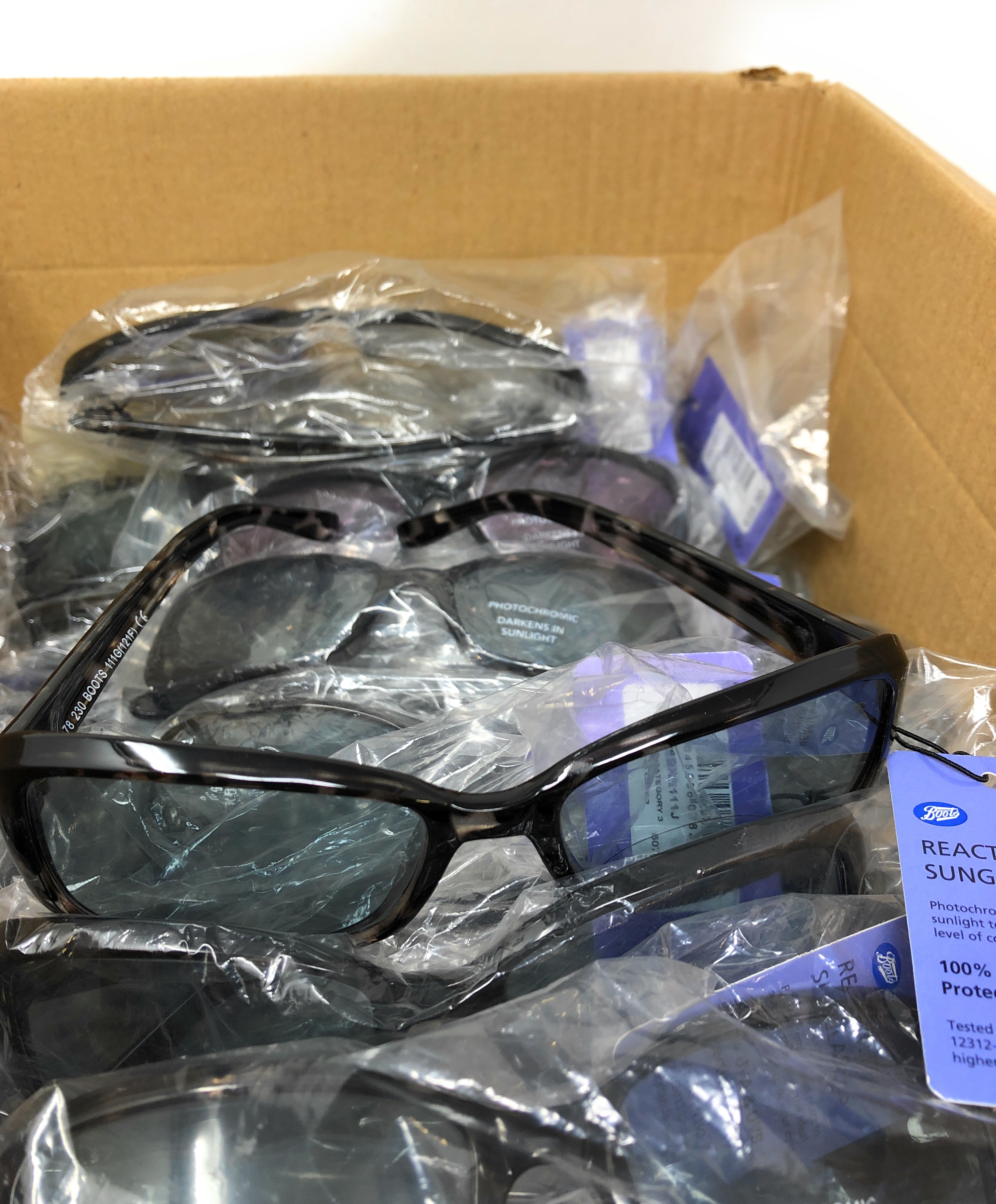 25 Pairs Ladies Photochromic Sunglasses Black Tortoise Shell (Ex Chain Store) 111G 
