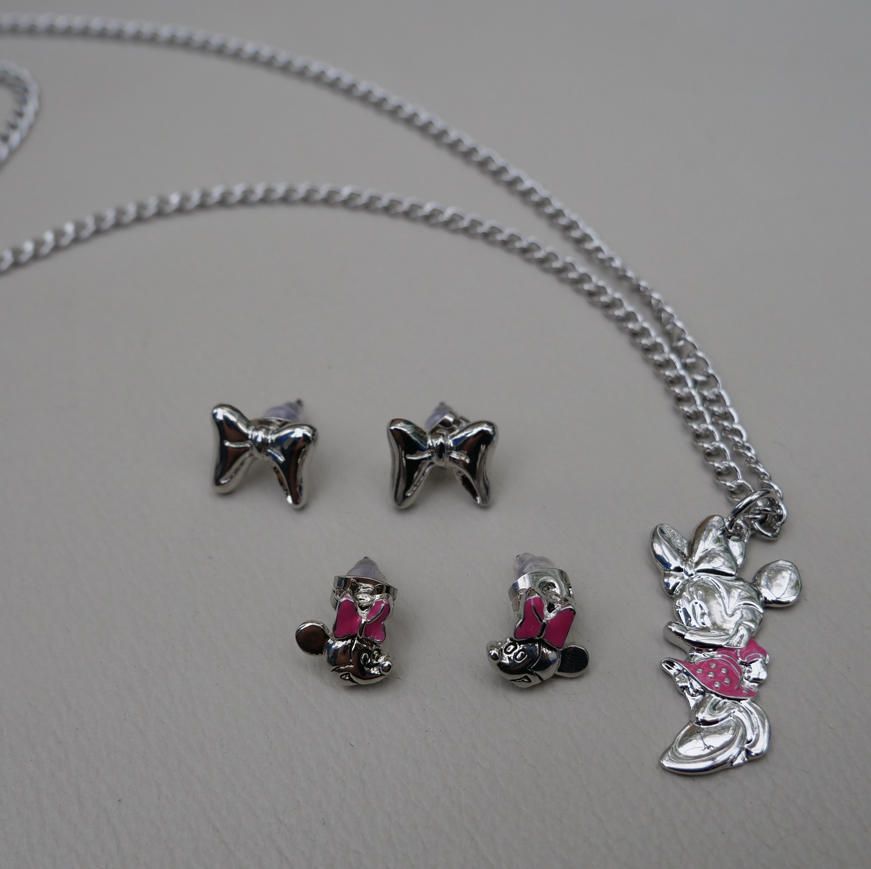 100 Items of genuine Disney Jewellery Pendants and earrings RRP £1799