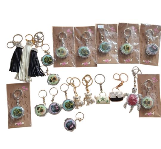 Joblot of keyrings and brooches