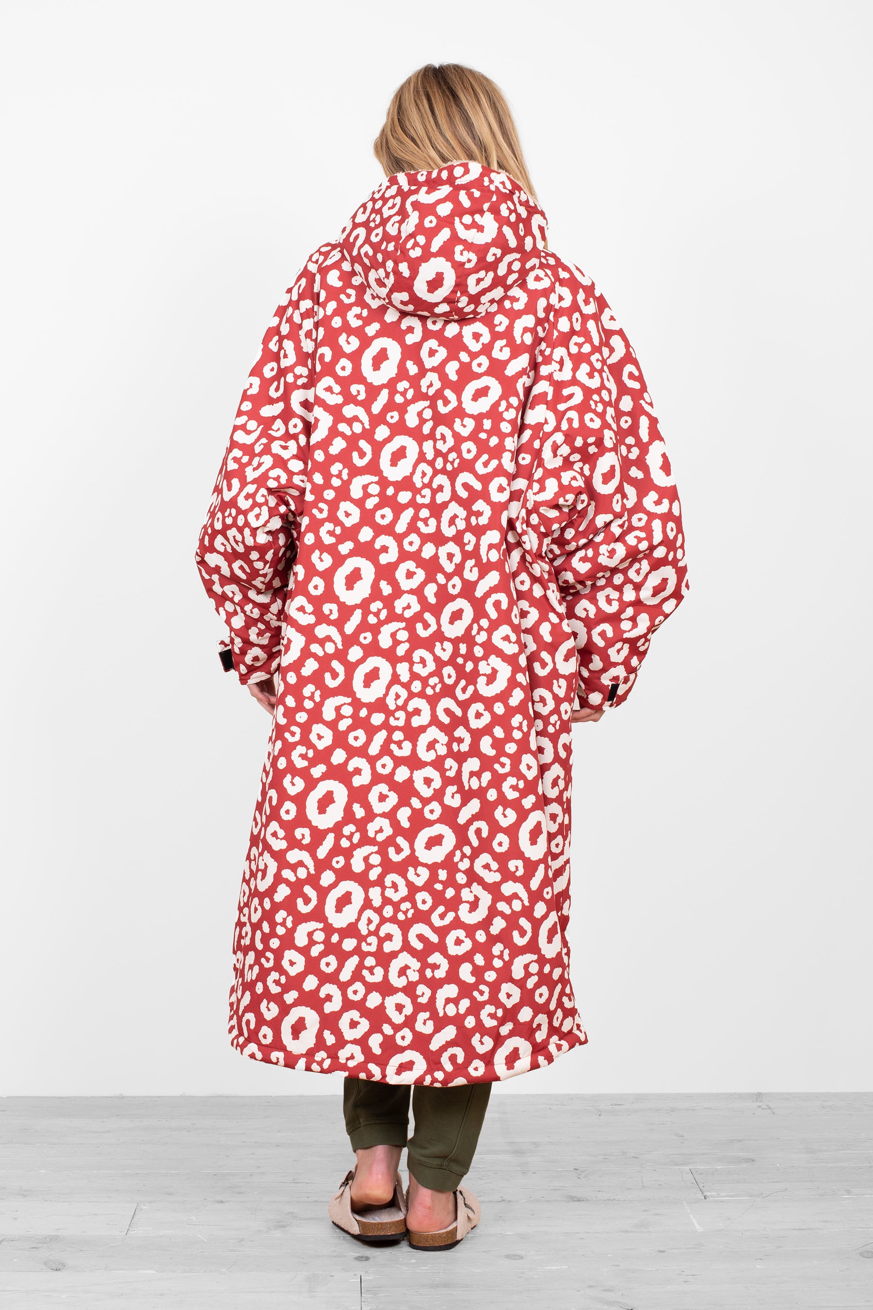 Rear view of the Brakeburn Leopard Chinook changing robe